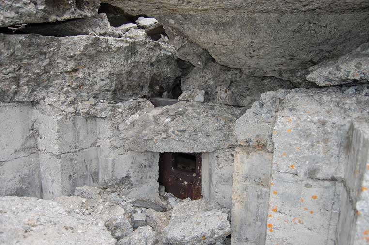 Vista frontale della cannoniera dell'arma A1,si intravede la piastra piana
