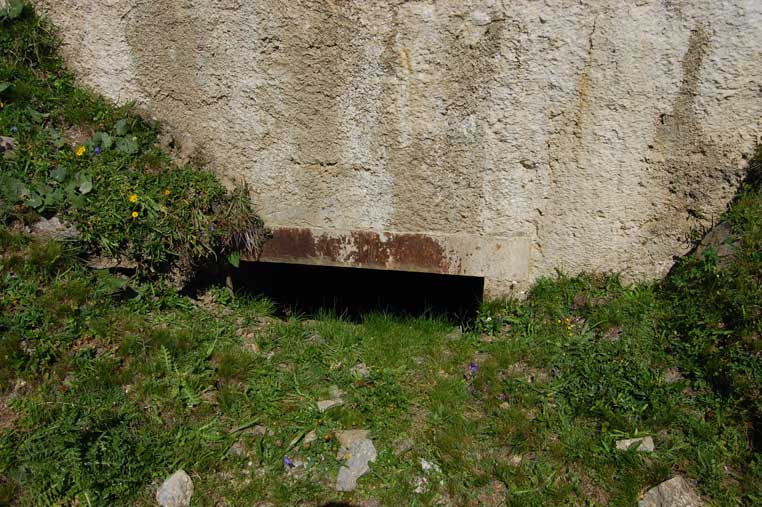 La frana ha ormai occluso l'ingresso quasi completamente.L'aperetura è veramente esigua