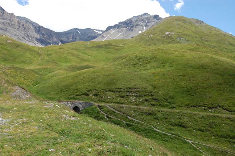 La vecchia strada militare che univa i Forti Roncia e Cassa,fra poco raggiungeremo l'avvallamento che ospita il Ricovero D