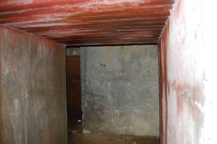 Ritorniamo verso l'esterno,a sx la porta 3