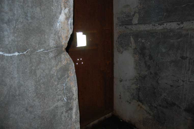 La porta bloccata dell'ingresso 1 vista dall'interno
