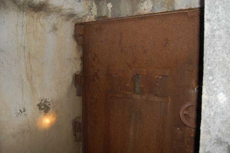 La porta di ingresso 3 vista dall'interno.Laparte esterna è completamente sepolta da una frana