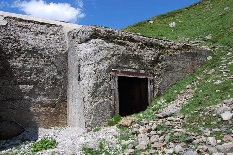 Questo secondo avancorpo ospita le porte 2 e 3,la porta 2 semiaperta consente l'ingresso mentre la 3 è ormai completamente sepolta da una frana e invisibile