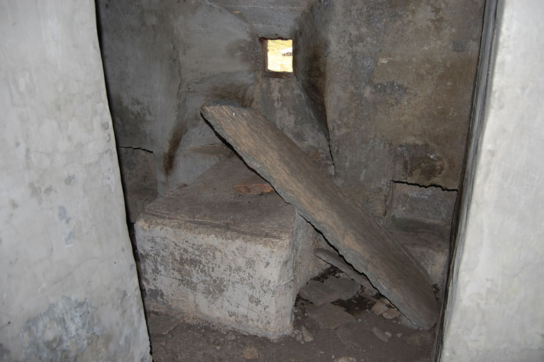 L'interno della casamatta 1 con il basamento dell'arma