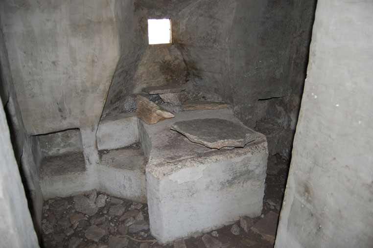 L'interno della casamatta 2 e il basamento dell'arma