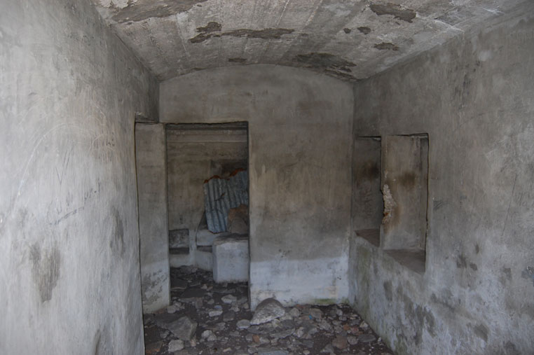Il piccolo locale presente appena superato l'ingresso aveva funzione di ricovero,visibile a sx l'accesso alla casamatta 1 e di fronte quello alla casamatta 2