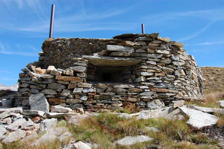 La cannoniera 2 e la facciata W della postazione.Notare il disfacimento della mascheratura in pietre