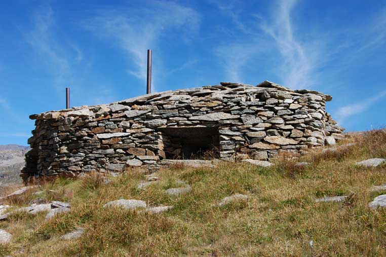 La cannoniera 1 e la facciata S della postazione