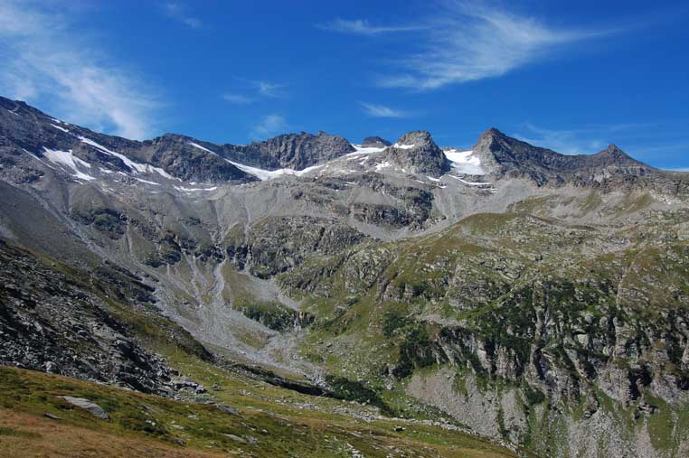 L'aspro anfiteatro terminale del Vallone del Carro con il ghiacciaio omonimo
