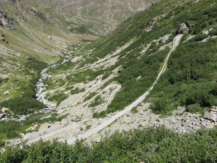 I continui tornanti della strada  ci hanno permesso di guadagnare quota abbastanza rapidamente