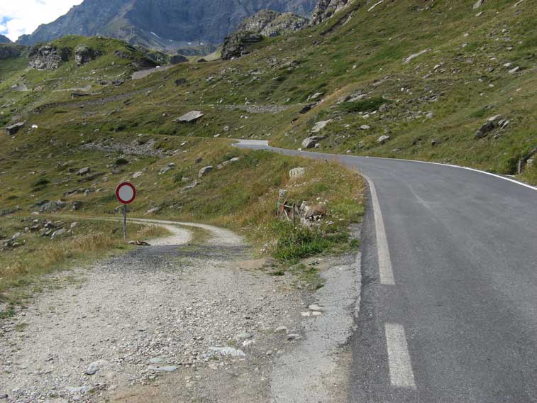 Inizia la strada militare che ci condurrà all'Alpe Cernera,da qui in avanti proseguiremo a piedi in quanto all'interno del Parco il transito agli autoveicoli è vietato al di fuori della strada principale