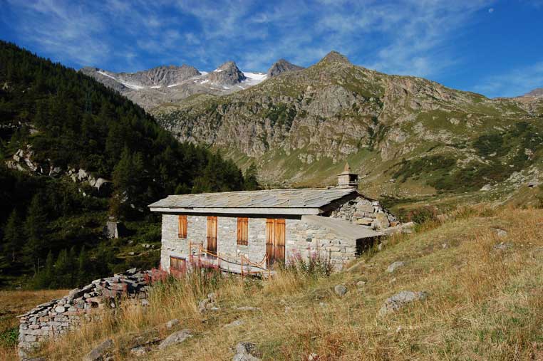 Abbiamo parcheggiato l'automobile.Di fronte a noi si presenta il Vallone del Carro che oggi percorremo fino all'Alpe Cernera
