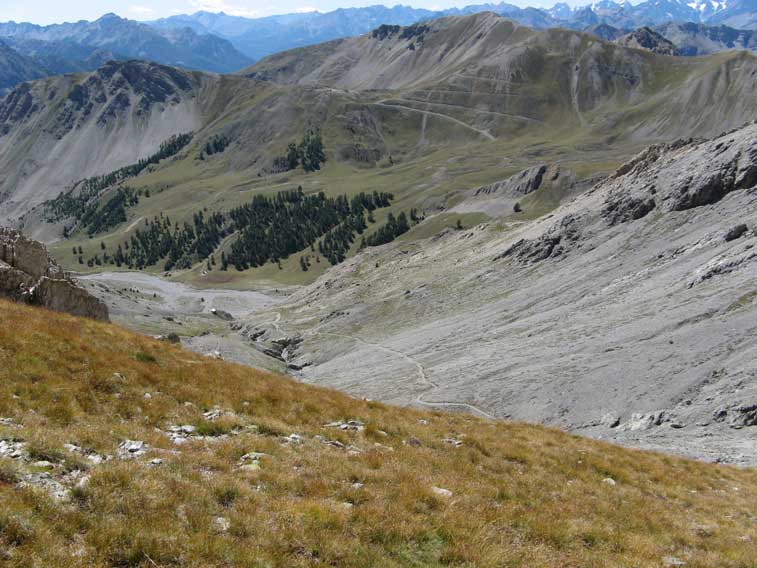 Il sentiero di salita allo Chaberton,lungo il vallone del Rio Secco visto dal Colle dello Chaberton