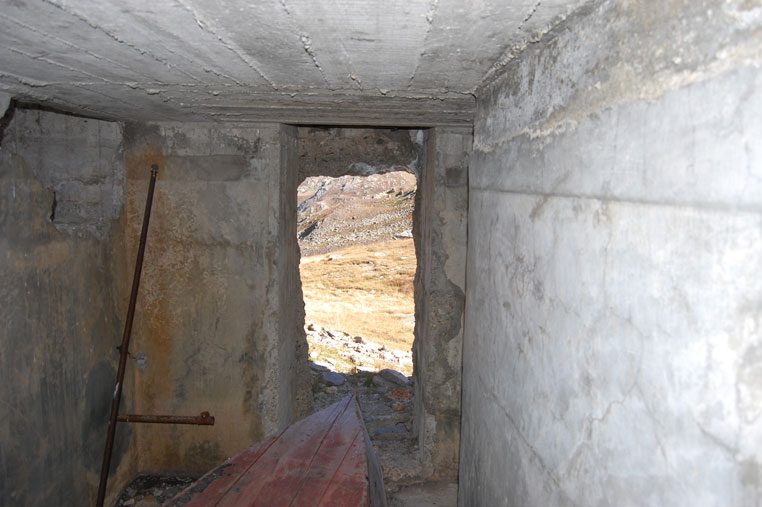 Sopra l'accesso si intravede la botola di salita all'osservatorio.Realizzando questa apertura sono stati eliminati i primi gradini metallici che erano infissi nella parete rendendo così difficoltosa la salita