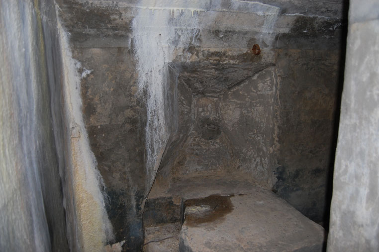 La casamatta dell'arma con la feritoia murata
