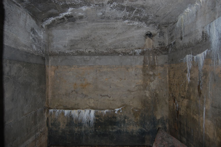 Guardando il muro con attenzione si potrà notare una traccia quadrata,forse il condotto ricoperto con cemento