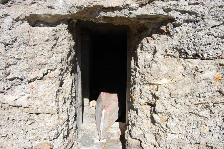 L'ingresso ricavato nel dopoguerra,e anche se potà apparire strano a questa quella è proprio la prua di una barca