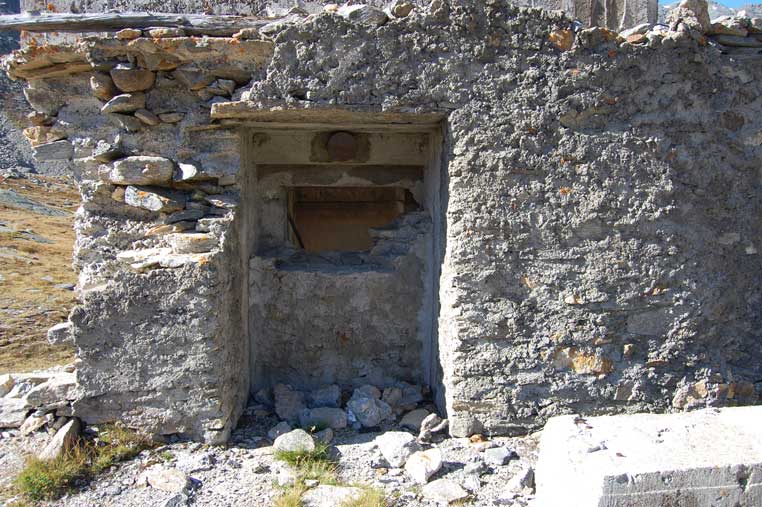 L'ingresso originario,oggi parzialmente murato