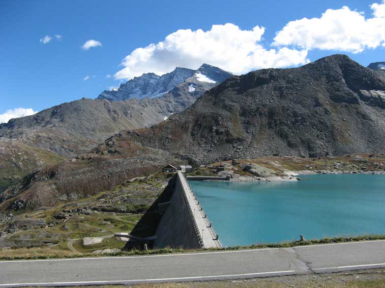 Abbiamo raggiunto la strada asfaltata e concluso il giro lago.Ora non ci resta che scendere fino alla base della diga ove abbiamo parcheggiato l'ìautovettura.<br />Notare sullo sfondo le cime delle Levanne imbiancate dalla recente nevicata.Si ricorda ancora che il transito sulla diga E'VIETATO alle persone non autorizzate
