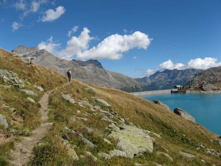 Stiamo percorrendo il sentiero che sovrasta la sponda settentrionale del lago dirigendoci verso la diga ormai in vista