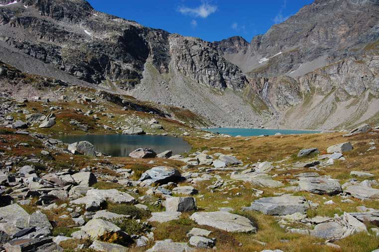 In primo piano il lago di Pratorondo e il lago Serrù.Sullo sfondo il Pian Ballotta e il Passo di Galisia