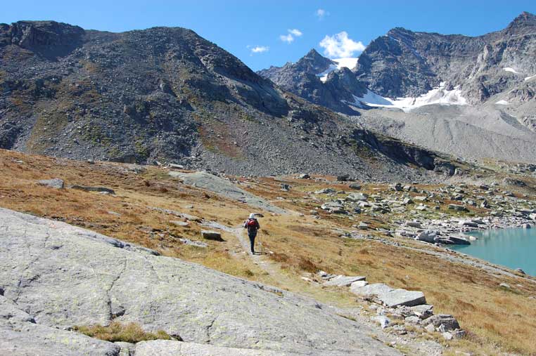 ...........adesso iniziamo il giro del lago.Visibili sullo sfondo i ghiacciai della Capra e del Carro