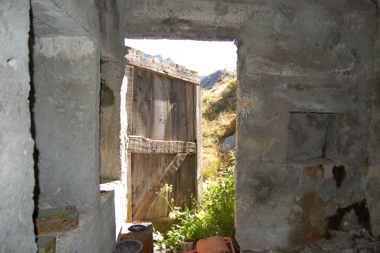 Possiamo uscire.L'ingresso visto dall'interno
