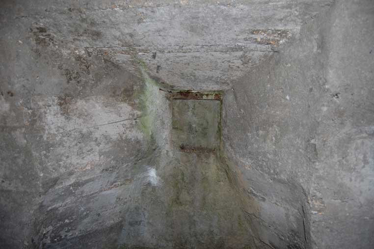 La feritoia dell'arma con il riquadro metallico di protezione