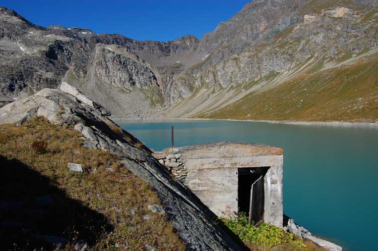 L'ingresso con la porta in legno semiaperta.Il serramento è di sicura applicazione post-bellica