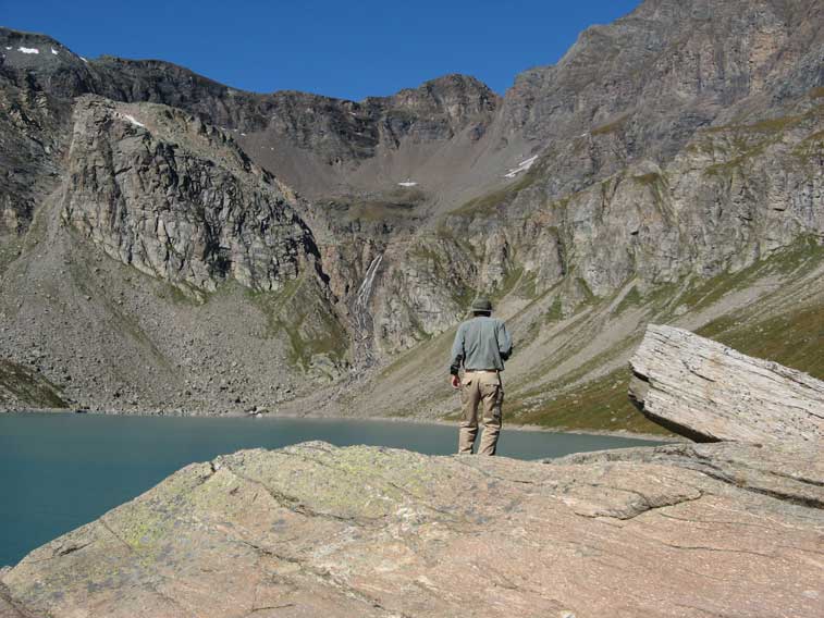 Adesso troviamo una via per scendere alla 72,intanto osserviamo di fronte a noi il campo di tiro delle armi:la provenienza dal Pian Ballotta sul quale convergono i sentieri provenienti dai Passi della Losa e di Galisia