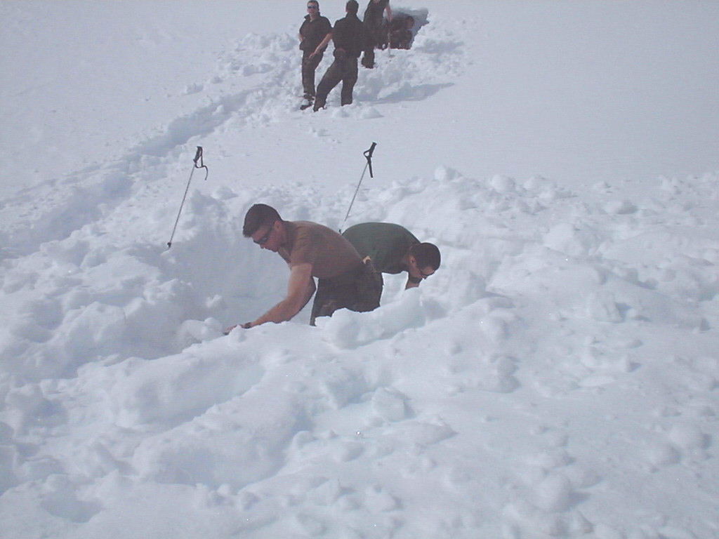 027-Costruzione dei rifugi2.JPG