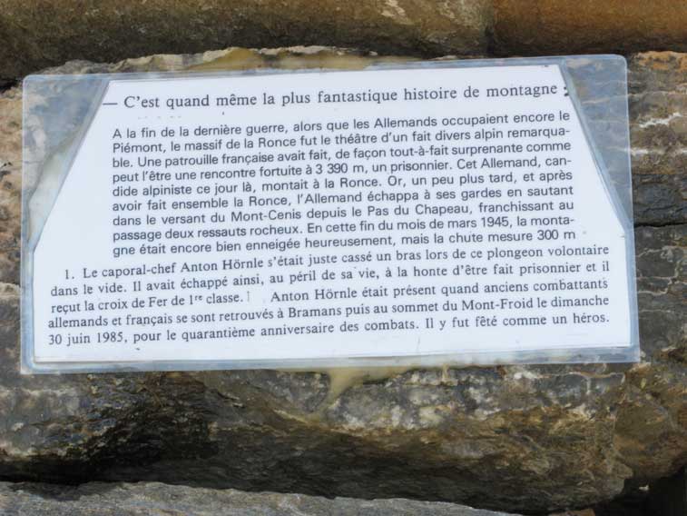 Targa esplicativa in lingua francese della vicenda nei pressi del lago Clair