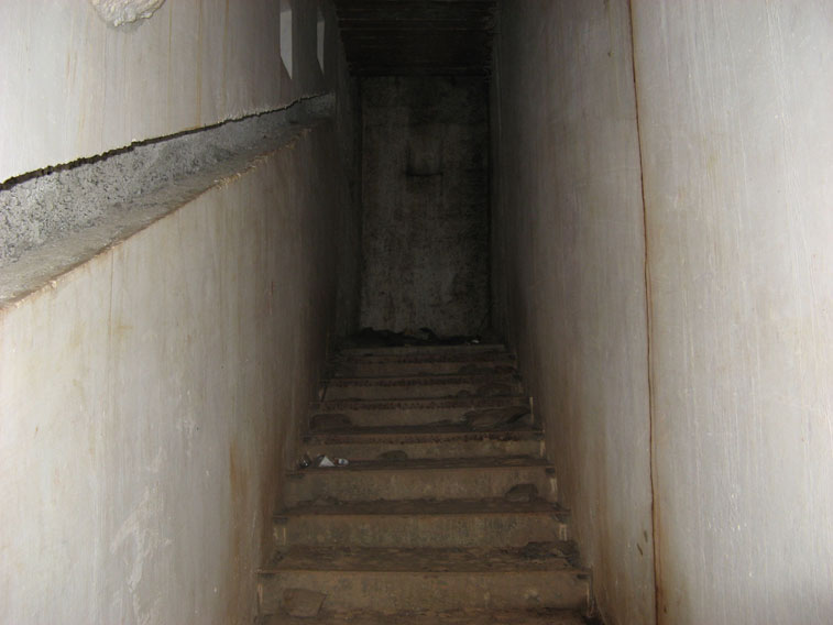 Il tratto finale della scala e la base del pozzo della torretta