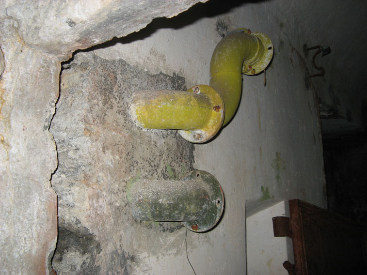 Resti delle tubazioni dell'impianto di ventilazione.Il tubo giallo per l'aria proveniente dall'esterno e quelo verde per l'aria filtrata