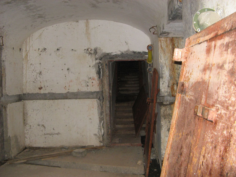 Il lato N del deposito acqua,inizia la lunga scala in muratura che conduce alla base del pozzo della torretta