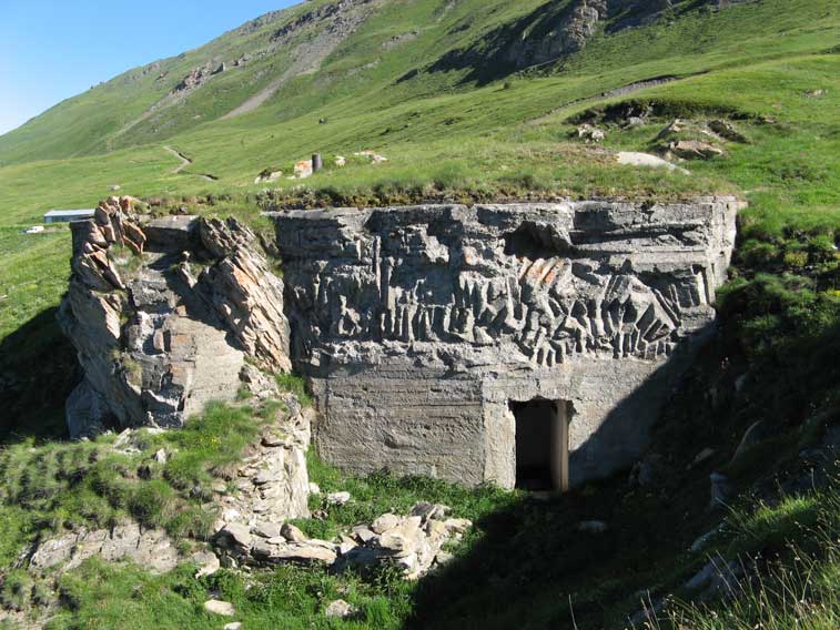 Il malloppo delle armi e l'ingresso secondario