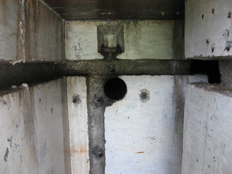 La postazione in cunicolo armato dell'ingresso secondario vista dall'esterno.