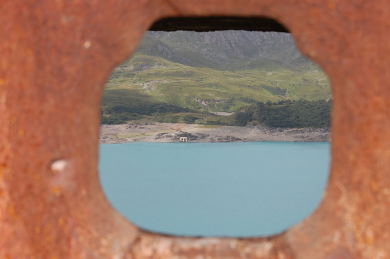 Vista dalla feritoia dell'arma,si distinguono sullo sfondo i malloppi in calcestruzzo dei Centri 17 e 16
