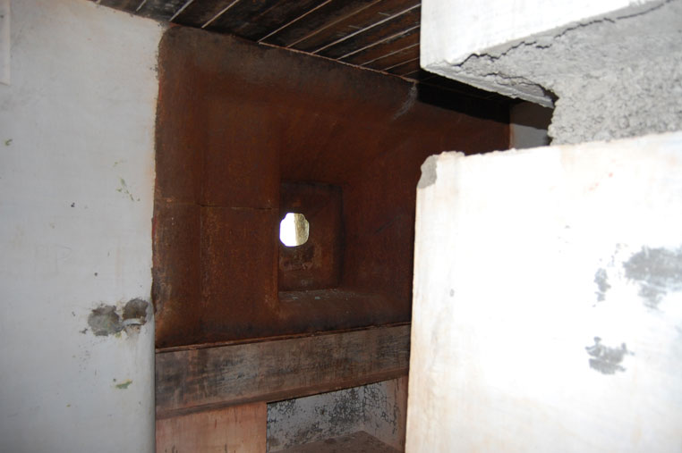 L'interno della casamatta in calcestruzzo della mitragliatrice