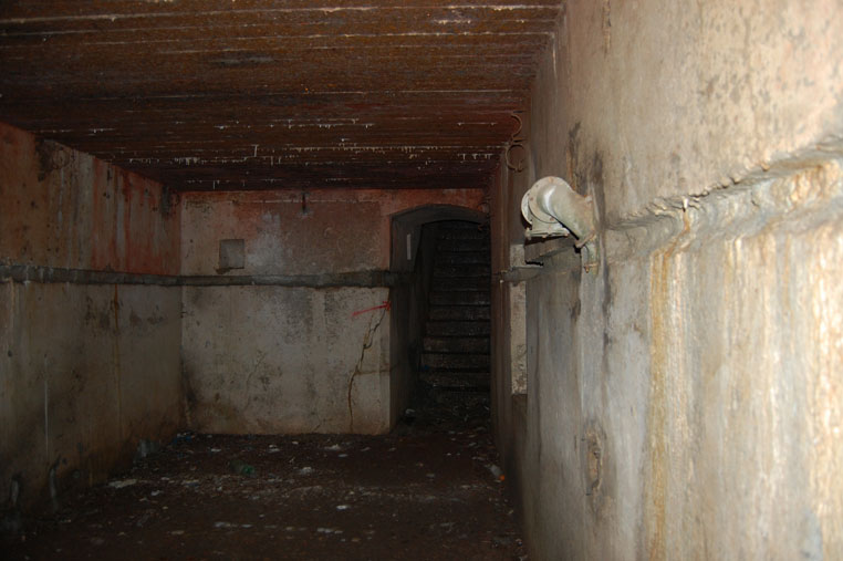 Il lato N del ricovero e la scala dalla quale siamo giunti