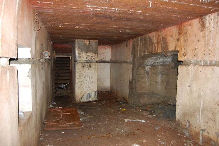 Il lato S del ricovero con la scala che conduce verso il malloppo delle armie a dx la nicchia che ospitava l'apparato di ventilazione