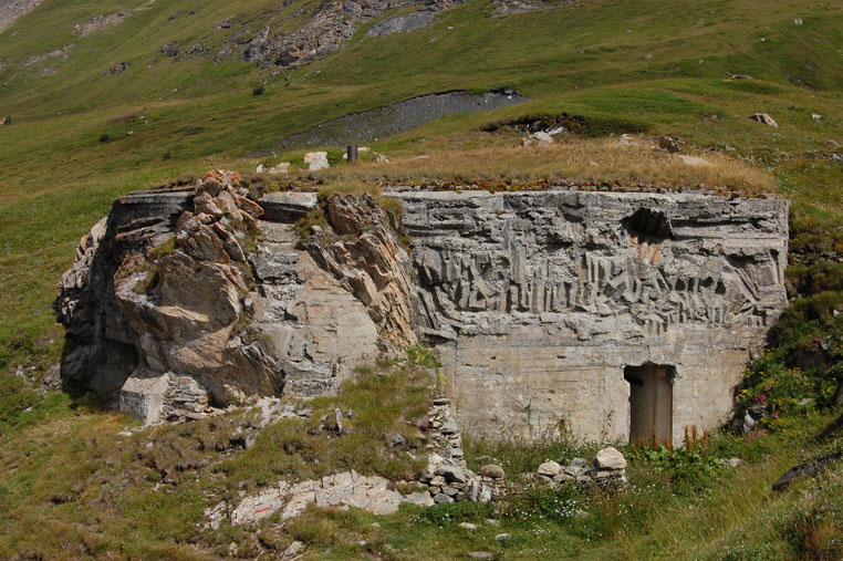Il malloppo delle armi con in primo piano l'ingresso e a sx la cannoniera della casamatta in calcestruzzo.La casamatta metallica è in alto ma invisibile da questa posizione