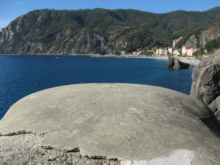 La baia di Monterosso vista dal tetto della postazione