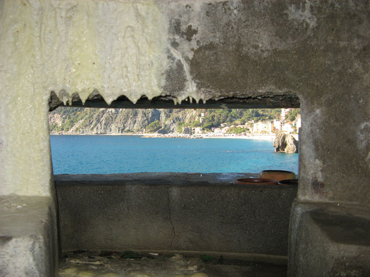 La baia di Monterosso vista da una feritoia