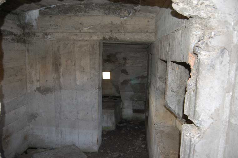 Il piccolo ricovero e l'accesso alla casamatta dell'arma