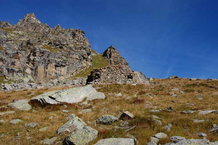 Perfettamente mimetizzata con l'ambiente circostante la facciata S con l'apertura della fotofonica