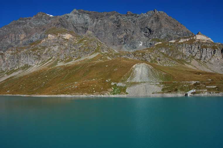 Visibile in primo piano il segno della frana sulla cui sommità era posizionata la Postazione 71bis.<br />Sullo sfondo l'imponente basionata rocciosa delle cime Galisia,Bousson e Basei,tutte oltre i 3000 m. di quota