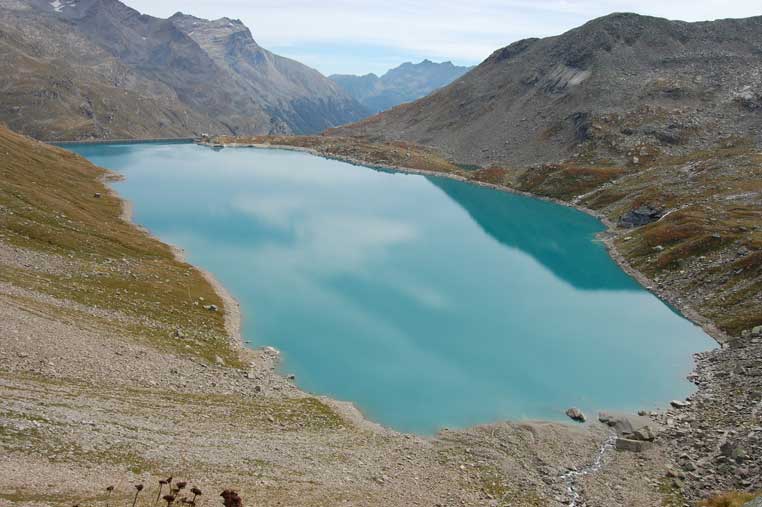 La magnifica vista sul lago Serrù dal terrazzino del Rifugio