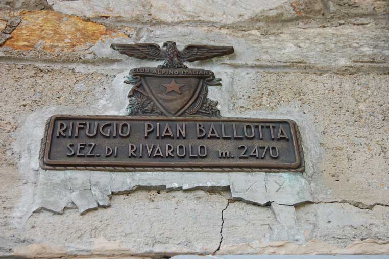 L'insegna del CAI presente al Rifugio
