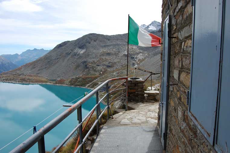 Il piccolo terrazzo del rifugio